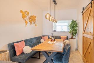 In Mechelen, op wandelafstand van zowel het station als het bruisende stadscentrum, ontdek je deze instapklare woning met vier slaapkamers en een zonnig terras. Dankzij de toegang langs zowel de Brusselsesteenweg als de Geerdegemvaart geniet je van een optimale bereikbaarheid, met vlotte verbindingen naar de belangrijkste in- en uitvalswegen.<br /><br />Op het gelijkvloers kom je binnen in een lichtrijke leefruimte met een knusse zithoek en sfeervolle haard. De eetruimte sluit mooi aan bij de keuken, waardoor er een praktische en gezellige leefruimte ontstaat. Op de eerste verdieping bevinden zich twee comfortabele slaapkamers en een badkamer. De dakverdieping biedt nog eens twee slaapkamers én een terras met prachtig zicht op de vaart – een uniek voordeel midden in de stad.<br /><br />Daarnaast is er een kelder voor extra bergruimte en beschikt de woning over een gunstig EPC-label B. Hier woon je energiezuinig, centraal en toch rustig.<br /><br />Kortom: een charmante, instapklare woning met uitstekende ligging en alle troeven om meteen te genieten.