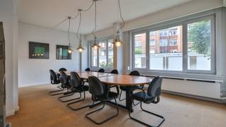 A Deurne-Zuid, près du Rivierenhof, nous trouvons ce bureau bien entretenu au rez-de-chaussée (122m²) dans la "résidence Peter Benoit". Le bureau...