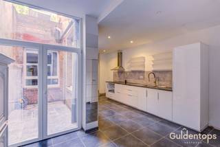 Instapklare woning met studio, garage en zuidgericht terras in centrum AntwerpenOp zoek naar een veelzijdige woning op een centrale ligging? Deze...