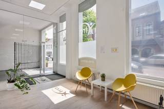 Centraal gelegen handelspand/kantoorruimte (ca. 228m²) met twee autostaanplaatsen in residentie "Het Herenhuis", nabij de Zeshoek en...