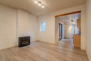 Wie op zoek is naar een ideale starterswoning is hier aan het juiste adres. Laat je niet afschrikken door het huidig EPC-label. Met een simpele ingreep voldoe je reeds aan de renovatieplicht.<br /><br />- Volledig dubbele beglazing<br />- Centrale ligging dichtbij voorzieningen<br />- Asbestveilig<br />- Mogelijkheid tot creëren 3e slaapkamer.<br /><br />De inkomhal biedt toegang tot de leefruimte met aansluitende keuken. Dankzij de grote raampartijen geniet u van veel licht. Vooraan in de woning bevindt zich een gezellig zithoek. Op de benedenverdieping is er tevens het apart toilet, de badkamer voorzien van douche en wastafel en tot slot een praktische (technische berging). Extra stockage mogelijk in de kelder.<br /><br />Op de eerste verdieping zijn er twee ruime slaapkamer. Met de vaste trap begeeft u zich naar de zolderverdieping waar een extra (slaap)kamer voorzien kan worden. <br /><br />Er is een binnenkoer aanwezig.<br /><br />Plan snel jouw bezoek in en ontdek deze woning.<br /><br />EPC: 406 kWh/m²/jaar) - UC: 3618521<br />Referentie: YP/25154/TK