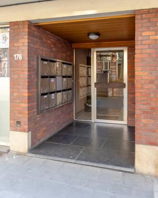 Verzorgd instapklaar appartement met 2 slaapkamers te Vorst<br /><br />Dit appartement bevindt zich op de vierde verdieping in een welonderhouden residentie - lift aanwezig. <br />Het is gelegen in een begeerde wijk in Vorst, nabij Vorst Nationaal. <br /><br />Het appartement omvat een inkomhal met afzonderlijk toilet, een leefruimte die toegang biedt tot het terras met mooi uitzicht. De keuken werd volledig ingericht en geniet een ontbijthoek. Ook zijn er twee comfortabele slaapkamers waarvan één toegang biedt tot het balkon met berging en een badkamer met ligbad en dubbele lavabo.<br /><br />Daarnaast beschikt het appartement over een kelderruimte. <br />Aankoop garagebox mits supplement 35 000 euro. <br /><br />Gelegen nabij openbaar vervoer, winkels en scholen. <br />Ideaal voor wie op zoek is naar een comfortabel appartement op een centrale ligging! <br /><br />EPC 204 kWh/(m²jaar) - label D-<br />Elektriciteit niet conform