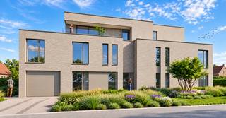 <p>Nieuwbouwproject <strong>Residentie Tess</strong> in de dorpskern van Oevel (Westerlo) combineert het beste van twee werelden: een rustige, groene dorpsomgeving én een uitstekende bereikbaarheid. Alles in een modern en energiezuinig jasje met een zeer kwalitatieve afwerking.</p>
<p><b>Waarom investeren in dit project?<br /><br /></b></p>
Kopen aan<strong> 6% btw</strong> kan indien u aan de voorwaarden voldoet!<br />
<p>Oase van <strong>rust</strong>: zuidgerichte terrassen<b> </b>met extra groene, gemeenschappelijke tuin en hoogstammige bomen achteraan die voor<strong> 100% privacy</strong> zorgen.</p>
<br />Voor <b>jong en oud: </b>Ruime 2 of 3 slaapkamerappartementen. Allen toegankelijk met lift en rolstoelvriendelijk. Ondergrondse staanplaatsen, kelderbergings én een gemeenschappelijke fietsenberging bovengronds.<br />
<p>Alles binnen handbereik: Gelegen in het dorpscentrum van Oevel met winkels, scholen, horeca en openbaar vervoer binnen handbereik. Dit maakt de locatie aantrekkelijk voor élke doelgroep (jonge gezinnen, singles en senioren). Ook het shoppingpark van Olen is zeer vlot bereikbaar.</p>
<br />
<p>Economische <b>toplocatie:</b> Heel wat werkgelegenheid in de nabije omgeving</p>
<br />
<p>Optimale <b>verbinding:</b> Snelle ontsluiting naar omliggende hoofdwegen en steden zoals Geel, Herentals en Turnhout alsook vlakbij de op- en afrit van de E313 die Antwerpen en Hasselt met elkaar verbindt.</p>
<br />De vermelde prijzen zijn inclusief ondergrondse staanplaats, kelderberging en <strong>exclusief registratierechte en BTW </strong>aansluitingskosten en notariskosten.<br /><br />
<p>Kortom: een project met een gouden randje waar wonen, werken en comfort naadloos samenkomen.<br /><br /></p>
<p><b>Interesse?</b> Neem vandaag nog contact met ons op voor meer informatie via <strong>secretariaat@degroot-celen.be</strong> of <strong>014/95 37 50.</strong></p>
