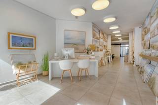 Dit moderne handelspand (bouwjaar 2013) op de Alfons Pieterslaan combineert een strategische ligging met een hoogwaardige afwerking. Gelegen op een van de drukste punten van Oostende, bent u hier verzekerd van maximale visibiliteit en een constante stroom aan voorbijgangers.De troeven op een rij:*Maximale zichtbaarheid: Gelegen in een dynamische winkelstraat met veel passage en een sterke commerciële mix (o.a. Carrefour Market, Kruidvat, banken).*Instapklaar &amp; modern: Volledig afgewerkt met een stijlvolle vloer en een uitstekend EPC-label A.*Ruimte &amp; licht: Een diep, ruimtelijk pand dat achteraan uitgeeft op een aangenaam zonnig terras.*Gelegen in een straat met tweerichtingsverkeer, kortparkeermogelijkheden en een laad- en loszone vlak voor de deur.*Comfort: Voorzien van een geïnstalleerd keukentje en een modern toilet.*Technieken: Verwarming op gas via een condenserende kachel.Het pand is uiterst flexibel in te richten en leent zich perfect voor een winkel, kantoorruimte, praktijk voor vrije beroepen, galerij of horeca-invulling.U bevindt zich hier in het kloppende hart van de stad, op wandelafstand van de jachthaven, het Mu.ZEE en het stadhuis. De buurt kenmerkt zich door een gezonde mix van retail, kantoren en woningen, wat zorgt voor een divers en trouw cliënteel.Bent u klaar om uw professionele droom waar te maken op deze toplocatie?Neem vandaag nog contact op voor een bezoek ter plaatse en ontdek de mogelijkheden van dit unieke pand!Bestuursmaatregelen in het maatregelenregister: nee