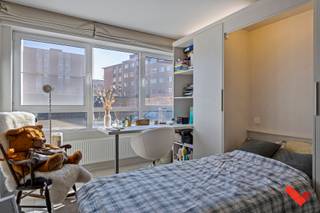 Vous cherchez une chambre d'étudiant confortable et prête à l'emploi à Louvain ? Ce studio au rez-de-chaussée de la résidence Archiv offre tout ce dont vous avez besoin : une finition moderne, une cuisine entièrement équipée et une salle de bain privée.<br /><br />Le bâtiment a été rénové en 2017, vous offrant un confort de vie contemporain et un nouveau look. Son emplacement dans le centre de Louvain vous offre tous les avantages de la ville, tout en vous permettant de vivre dans une rue calme.<br /><br />Un abri à vélos et un ascenseur le rendent encore plus pratique. Idéal pour ceux qui recherchent un endroit agréable à vivre ou un investissement intéressant !<br /><br />Intéressé(e) ? Contactez BVM Vastgoed au 016 23 21 45 ou info@bvm-vastgoed.be.
