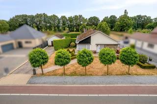 <p><span>Charmante, gelijkvloerse woning met 3 slaapkamers, vrijstaande garage en uitzonderlijk ruime, zuidgerichte tuin op een prachtig perceel van 21a38ca in Oudsbergen.</span></p><p><span> </span></p><p><span>ALGEMEEN:</span></p><ul><li><span>Open bebouwing met een praktische en comfortabele gelijkvloerse indeling. Dankzij het ruime perceel en de doordachte opbouw biedt de woning bovendien interessante uitbreidingsmogelijkheden.</span></li><li><span>Vrijstaande garage.</span></li><li><span>Uitzonderlijk ruim perceel van maar liefst 21a38ca.</span></li><li><span>Bouwjaar: 1964.</span></li><li><span>Kadastraal inkomen: €793.</span></li><li><span>Doorheen de jaren steeds uitstekend onderhouden.</span></li><li><span>Verwarming op stookolie.</span></li><li><span>Houten ramen met deels enkele en deels dubbele beglazing.</span></li><li><span>De woning is voorzien van een betonnen dek.</span></li><li><span>Gunstig gelegen op een vlot bereikbare locatie in Oudsbergen, op korte afstand van het centrum van Gruitrode met scholen, winkels, horeca en andere dagelijkse voorzieningen. Bovendien geniet men hier van een groene omgeving met tal van fiets- en wandelroutes en een vlotte verbinding naar Bree, Maaseik, Genk en Peer.</span></li><li><span>De woning is gedeeltelijk onderkelderd.</span></li><li><span>Stedenbouwkundige bestemming: woongebied</span><span> met landelijk karakter / achterkant perceel: </span><span>agrarisch gebied.</span></li></ul><p><span> </span></p><p><span>INDELING:</span></p><p><span>GELIJKVLOERS:</span></p><ul><li><span>Inkomhal met beige tegelvloer en toegang tot alle vertrekken.</span></li><li><span>Ruime en gezellige leefruimte met parketvloer en een ingebouwde Flam-houthaard. De grote raampartijen zorgen voor een aangename lichtinval en geven een ruimtelijk gevoel.</span></li><li><span>Praktisch ingerichte keuken met donkere tegelvloer en eethoek. Uitgerust met anderhalve spoeltafel, kookvuur met dampkap, elektrische oven, koelkast en afwasmachine. Via de keuken bereikt men zowel de sas aan de achterzijde van de woning als de nachthal.</span></li><li><span>Sas met toegang tot de buitenruimte, het gastentoilet, de berging en de kelder.</span></li><li><span>Gastentoilet, volledig betegeld en voorzien van een fonteintje.</span></li><li><span>Ruime berging aan de achterzijde van de woning, voorzien van een spoeltafel.</span></li><li><span>Nachthal met toegang tot alle slaapkamers en de badkamer.</span></li><li><span>Slaapkamer 1 (ca. 16,5 m²), rustig gelegen aan de achterzijde van de woning.</span></li><li><span>Slaapkamer 2 (ca. 13 m²), gelegen aan de zijkant van de woning.</span></li><li><span>Slaapkamer 3 (ca. 13 m²), eveneens gelegen aan de zijkant van de woning.</span></li><li><span>Volledig betegelde badkamer voorzien van wasmeubel met wastafel en ligbad met douchescherm. </span></li></ul><p><span>ZOLDER:</span><span><br />Bereikbaar via de buitenzijde van de woning (achterzijde). De vloer werd voorzien van isolatie op de dallen.</span></p><p><span> </span></p><p><span>KELDER:</span><span><br />De woning is gedeeltelijk onderkelderd.</span></p><p><span> </span></p><p><span>GARAGE:</span><span><br />Vrijstaande garage voorzien van een kantelpoort.</span></p><p><span> </span></p><p><span>BUITENRUIMTE:</span><span><br /><br /></span></p><ul><li><span>Voorzijde:</span><span><br />o Verzorgd aangelegde voortuin met een beklinkerd wandelpad naar de inkom.<br />o Oprit naar de vrijstaande garage met parkeergelegenheid voor meerdere wagens.</span></li><li><span>Achterzijde:</span><span><br />De absolute blikvanger van deze eigendom is zonder twijfel het uitzonderlijk ruime perceel. De zuidgerichte achtertuin biedt optimale zoninval en geniet van een idyllische ligging met vrij uitzicht over de omliggende weilanden. Hier komen rust, ruimte en natuur perfect samen, waardoor u in alle privacy kunt genieten van het buitenleven.</span></li></ul><p><span> </span></p><p><span>Bent u op zoek naar een instapklare gelijkvloerse woning met drie slaapkamers, een vrijstaande garage en een uitzonderlijk ruime tuin op een vlot bereikbare locatie in het groene Oudsbergen? Contacteer ons vandaag nog voor een bezichtiging of meer informatie en ontdek zelf alle troeven die deze eigendom te bieden heeft! </span></p><p><span> </span></p>