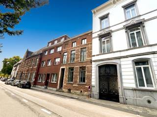 <p><span>OPEN DEUR WOE. 20/5 Dit appartement is vrijblijvend te bezichtigen op woensdag 20 mei tussen 13u00 en 14u00. U bent van harte welkom! Gelegen in een charmant pand aan de Lei, tegenover het park en de Dijle, bevindt zich dit appartement op een toplocatie in Leuven. Hier geniet je van een unieke combinatie van rust, groen en de nabijheid van het bruisende stadscentrum, dat zich op wandelafstand bevindt. Dit gezellige appartement maakt deel uit van een kleinschalig gebouw met slechts drie huurders, waarbij elke bewoner over een eigen verdieping beschikt. Het appartement werd recent smaakvol gerenoveerd en afgewerkt met kwalitatieve materialen. De indeling omvat een ruime inkomhal, een lichtrijke leefruimte, een volledig uitgeruste keuken, een badkamer met douche, een ruime bureau en een grote slaapkamer met uitzicht op het omliggende groen. Daarnaast is er ook een aparte ruimte voorzien voor het plaatsen van een wasmachine. Het appartement is beschikbaar vanaf 1 augustus 2026. Nutsvoorzieningen dienen apart afgesloten te worden. De maandelijkse vaste lasten bedragen 30,00. Ideaal voor snelle beslissers die op zoek zijn naar charme, rust en comfort in het hart van Leuven.</span></p>