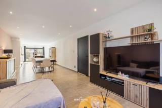 Ontdek deze instapklare woning waar comfort, energiezuinigheid en modern wonen perfect samenkomen. Met een uitstekende EPC-score A geniet u hier...