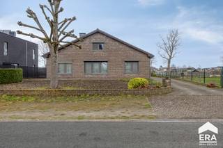 Te koop: rustig gelegen gezinswoning in de Schoolstraat, op een ruim perceel van maar liefst 15 a 13 ca in Lommel, op korte afstand van...