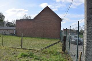Droom je van wonen in alle rust, met een blijvend vrij uitzicht? Dan is dit een uitzonderlijke kans.
In de Stationsstraat te Spiere-Helkijn ligt deze prachtige bouwgrond van 1.365 m² (13,65 are) met een straatbreedte van 22,5 meter.
Wat dit perceel echt bijzonder maakt, is de ligging. Zowel aan de voorzijde als aan de achterzijde grenst het perceel aan landbouwgrond, waardoor je geniet van een open en groen uitzicht. Volgens de huidige bestemming kan daar niet worden gebouwd, wat een uniek gevoel van ruimte en privacy creëert.
Troeven van dit perceel:


Oppervlakte: 1.365 m²
Straatbreedte: 22,5 meter
Blijvend open zicht voor- én achteraan dankzij aangrenzende landbouwgrond
Rustige, landelijke omgeving
Goede verbinding naar Kortrijk, Doornik, de E17 en Oudenaarde
Ideale combinatie van natuur, rust en bereikbaarheid
Er is reeds een goedgekeurde omgevingsvergunning voor de bouw van een halfopen bebouwing, waardoor je zonder lange vergunningsprocedure aan je bouwproject kunt beginnen (onder voorbehoud van de geldigheid en eventuele voorwaarden van de vergunning).

Dit is een zeldzaam perceel voor wie op zoek is naar ruimte, privacy en een blijvend groen uitzicht, zonder in te boeten aan bereikbaarheid.
Privéverkoop – geen makelaarskosten.
Voor meer informatie of een bezichtiging neem gerust contact op.