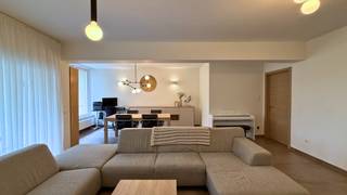Ruim en instapklaar appartement met het comfort van een woning op toplocatie in Genk<br /> <br />Adres: Reinpadstraat 21/4, 3600 Genk <br /><br />Dit moderne en instapklare appartement bevindt zich op een uiterst centrale ligging in Genk. Op wandelafstand van het centrum geniet u van de directe nabijheid van winkels, horeca, scholen en openbaar vervoer (bushalte en treinstation). Bovendien zorgt de vlotte verbinding met de E314 en omliggende gemeenten voor een uitstekende bereikbaarheid.<br /><br />Indeling:<br /><br />De inkomhal met praktische inbouwkasten vormt de toegang tot het appartement en beschikt tevens over een apart gastentoilet. Aansluitend bereikt u via een glazen deur de ruime en lichtrijke leefruimte. Dankzij de grote raampartijen geniet u hier van veel natuurlijk licht en een aangenaam uitzicht. Ook biedt het toegang tot het eerste terras. Langs de leefruimte bevindt zich de keuken, die volledig is uitgerust met moderne toestellen. <br /><br />Vanuit de leefruimte bereikt u een hal, die toegang verleent tot de badkamer met lavabo en inloopdouche en twee slaapkamers. De master bedroom is bijzonder ruim met een oppervlakte van 24 m². <br /><br />Daarnaast is er nog een derde slaapkamer toegankelijk vanuit de inkomhal. Deze slaapkamer geeft op haar beurt toegang tot het tweede terras.<br /><br />Het appartement werd volledig gerenoveerd in 2018 met oog voor detail en gebruik van kwalitatieve materialen. Daarnaast werd het dak van het appartementencomplex vernieuwd in 2024 en heeft het appartement een gunstig EPC-label C. Ook beschikt het appartement over een conforme elektrische installatie. De totale bruto oppervlakte, inclusief terrassen, bedraagt meer dan 130 m². Het appartement bevindt zich op de tweede verdieping en is bereikbaar via de lift of de trap.<br /><br />Als extra troef is er een garagebox voorzien, ideaal voor het veilig parkeren van uw wagen. Rondom het appartementencomplex is er bovendien voldoende parkeergelegenheid. Tot slot is er een private kelderberging tegenover de lift voor bijkomende opbergruimte.<br /><br />Vraagprijs: € 314.000,00<br /> <br />Droom je van een appartement met veel ruimte of ben je op zoek naar een ideale investering? Dan ben je hier op het juiste adres.<br /><br />Aarzel niet en contacteer ons voor meer informatie of een bezichtiging.