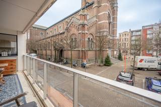 Ontdek dit instapklare appartement op het eerste verdiep, met een uitzicht over het gezellig kerkplein. Dankzij het ruim zongericht terras geniet...