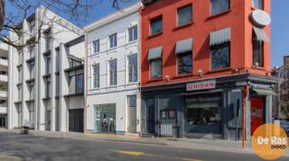 AALST- Toplocatie voor wonen en ondernemen!Dit unieke pand uit 1918 biedt een zeldzame kans om wonen en ondernemen op één toplocatie te combineren...