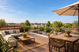 <h2>Appartement op 2e verdieping - mét lift en groot terras!</h2>
<p><span>Op een toplocatie <strong>nabij het centrum van Stabroek</strong> vindt u dit <strong>recent appartement</strong> op de tweede verdieping. Het gebouw is uitgerust met een <strong>lift</strong> en wordt uitstekend onderhouden.</span></p>
<h2>Indeling</h2>
<h3><strong>Inkom &amp; leefruimte</strong></h3>
<ul>
<li>
<p><span>Inkomhal met <strong>apart gastentoilet</strong></span></p>
</li>
<li>
<p><span><strong>Ruime woonkamer</strong> op parket met grote schuiframen</span></p>
</li>
<li>
<p><span>Toegang tot het <strong>uitzonderlijk grote zuidwestgerichte terras</strong> met <strong>automatische zonneluifel</strong></span></p>
</li>
<li>
<p><span><strong>Open keuken</strong> voorzien van alle toestellen</span></p>
</li>
</ul>
<h3><strong>Slaapgedeelte &amp; comfort</strong></h3>
<ul>
<li>
<p><span><strong>Twee slaapkamers</strong></span></p>
</li>
<li>
<p><span><strong>Berging</strong> met aansluiting voor was- en droogautomaat</span></p>
</li>
<li>
<p><span><strong>Badkamer</strong> met douche en dubbele lavabo met meubel</span></p>
</li>
<li>
<p><span><strong>Grote bergzolder</strong> voor extra stockage</span></p>
</li>
</ul>
<h3><strong>Parkeren &amp; extra’s</strong></h3>
<ul>
<li>
<p><span><strong>Inclusief overdekte autostaanplaats</strong></span></p>
</li>
<li>
<p><span><strong>Fietsenstalling</strong> aanwezig in het gebouw</span></p>
</li>
<li>
<p><span><strong>Lage algemene kosten<br /></strong></span></p>
</li>
<li><span><strong>EPC Label B - 196 kWh m²/j</strong></span><span><strong></strong></span></li>
<li><span><strong>EK niet conform - BEPERKTE OPMERKINGEN</strong></span></li>
<li>
<p><span>Rustig, verzorgd en recent gebouw met hoog wooncomfort</span></p>
</li>
</ul>
<div></div>
<h2>Bezoek ter plaatse</h2>
<p><span>Contacteer <strong>Vastgoed03</strong> via <span>03 568 03 03</span> voor meer informatie of een bezoek.</span></p>