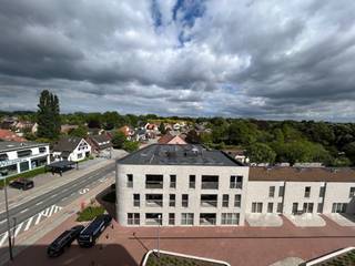 Een zeer ruim en lichtrijk appartement met een prachtig zicht over de groene gordel rond Beerse.<br />Dit appartement bevindt zich op de 5e verdieping van het project Tribeca en is gloednieuw.<br />Dit appartement is bijzonder energie zuinig en werd o.a. uitgerust met een warmtepomp en vloerverwarming + een eigen pakket zonnepanelen, alsook een ventilatie systeem D. Het gebouw is bijzonder goed geïsoleerd wat resulteert in een zeer laag E peil en bijgevolg zeer lage energie kosten.<br />De woonkamer is bijzonder ruim en licht. De keuken is volledig uitgerust inclusief inductie kookplaat en dampkap, koelkast , vaatwasser en combi-oven. <br />De badkamer is voorzien van een ligbad en inloopdouche alsook een dubbel lavabomeubel.<br />Bijzonder is het zeer grote overdekte zonneterras!<br />In de prijs is inbegrepen : 1 ondergrondse autostaanplaats en berging alsook een overdekte fietsenstalling op het gelijkvloers.<br />Een 2e parking kan optioneel worden bijgehuurd worden aan 60€/maand.<br /><br />Dit gebouw beschikt tevens over een ondergronds vuilsysteem waardoor er geen containers meer nodig zijn en het leef en wooncomfort verhoogd wordt.