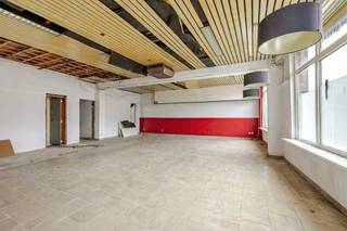 <p>Welkom in deze uitnodigende woning in Temse, een prachtig pand met veel potentieel! Dit ruime huis beschikt over 249 m² bewoonbare oppervlakte verdeeld over twee verdiepingen, ideaal voor gezinnen of ondernemers.</p><p>Het eigendom biedt vier slaapkamers die veel ruimte bieden voor rust en privacy. De recente badkamerrenovatie is een echte highlight: met moderne afwerking, vochtbestendige tegels, een comfortabele douche en stijlvol design geeft deze ruimte een luxe uitstraling.</p><p>De goed uitgeruste keuken met houten kasten en moderne apparatuur is dé plek voor culinaire creaties. De grote woonruimtes bieden volop mogelijkheden voor gezelligheid en ontspanning. Het pand beschikt bovendien over twee grootse lege ruimtes op de benedenverdieping, perfect voor uitbouw als thuiskantoor, atelier, leefruimte of commercieel gebruik.</p><p>De karaktervolle baksteenfacade en rustige ligging in Temse geven dit huis veel charme. De binnenkoer biedt nog mogelijkheden voor buitenactiviteiten.</p><p>Met een grondoppervlakte van 193 m² en de unieke indeling, combineert deze woning woning- en bedrijfsruimte op een aantrekkelijke manier. Een spannende kans voor wie op zoek is naar flexibiliteit en ruimte!</p><p>Ook mogelijkheid om 2 appartementen van te maken mits vergunningsaanvraag.</p><p>Voor meer informatie of een bezichtiging, neem contact op via emanuel.durinck@immo-zone.be of op het nummer 0486 03 00 10.</p>