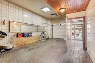 Centraal gelegen bel-étage woning vlakbij het station van Gent Sint-Pieters. Deze vroegere slagerij is voor de helft onderkelderd en heeft op het gelijkvloers een grote garage met bergruimte en koelcel. Op de eerste verdieping is er een toilet, ruime living, basis ingerichte keuken met aansluitend een wasplaats en een terras. Op de tweede verdieping zijn er 3 slaapkamers en een badkamer voorzien van een ligbad, bidet, toilet en lavabo. Op de zolderverdieping is er nog een extra kamer. Cv op mazout maar er is reeds gas aanwezig.