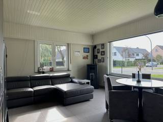 <p>Deze aangename gelijkvloerse woning is gelegen op een mooi hoekperceel van 741 m² nabij het centrum van Sint-Job-in-'t-Goor, in een rustige straat in de gezellige “Witte Wijk”. De woning werd de voorbije jaren stelselmatig gemoderniseerd en energetisch verbeterd. Dankzij de verschillende investeringen beschikt de woning vandaag over een EPC-label B, wat garant staat voor een goede energetische kwaliteit.</p>
<p>De ligging is een echte troef. Alle dagelijkse voorzieningen bevinden zich op wandelafstand. Winkels, supermarkten, scholen, horeca en diverse diensten zijn vlot bereikbaar. Ook het openbaar vervoer bevindt zich vlakbij, waardoor er een goede verbinding is met de omliggende gemeenten en de ruimere omgeving. Daarnaast geniet Sint-Job-in-'t-Goor van een groene en rustige omgeving, met verschillende natuur- en wandelgebieden in de nabijheid.</p>
<p>De woning is praktisch ingedeeld en biedt alle leefruimtes op één niveau. De combinatie van de gelijkvloerse ligging, de mooie tuin en de drie slaapkamers maakt dit een ideale woning voor zowel gezinnen als wie op zoek is naar comfortabel en praktisch wonen zonder trappen.</p>
<p>Via de inkomhal bereikt u de aangename leefruimte. De nachthal, die toegang geeft tot de drie slaapkamers, het afzonderlijke toilet en de vernieuwde badkamer.</p>
<p>De leefruimte geniet dankzij de grote raampartijen van een mooie natuurlijke lichtinval en staat rechtstreeks in verbinding met de keuken. De vernieuwde keuken biedt aansluitend toegang tot de wasplaats. Van hieruit is er een doorgang naar de veranda, die op haar beurt toegang geeft tot de tuin en een extra berging.</p>
<p>De inpandige garage werd momenteel ingericht als een extra multifunctionele ruimte en kan, mits verdere afwerking en afhankelijk van de gewenste bestemming, dienstdoen als woon-, hobby- of werkruimte. De oorspronkelijke garagepoort werd vervangen door een raam, waardoor ook deze ruimte geniet van natuurlijke lichtinval.</p>
<p>De woning beschikt over een aangename en volledig omheinde tuin, die zorgt voor de nodige privacy. Er zijn zowel een houten als een stenen tuinhuis aanwezig, ideaal voor het opbergen van fietsen, tuinmateriaal en andere spullen.</p>
<p>Het overdekte terras in gepolierde beton vormt een fijne plek om heerlijk van de tuin te genieten, zowel op zonnige dagen als wanneer het weer wat minder meezit.</p>
<p>De huidige eigenaars hebben de afgelopen jaren aanzienlijk geïnvesteerd in zowel het wooncomfort als de energiezuinigheid van de woning. Dit resulteert vandaag in een EPC-label B.</p>
<p>Zo werden onder meer volgende werken uitgevoerd:</p>
<ul>
<li>Nieuw dak in 2020, voorzien van circa 12 cm isolatie;</li>
<li>Deels vernieuwd buitenschrijnwerk in 2023;</li>
<li>Zonnepanelen met thuisbatterij geplaatst in 2022;</li>
<li>Vernieuwde verwarmingsinstallatie op aardgas in 2024;</li>
<li>Pelletkachel geplaatst in 2022;</li>
<li>Conforme elektrische installatie.</li>
</ul>
<p>Benieuwd naar deze gelijkvloerse woning? Contacteer ons dan gerust voor meer informatie of een bezoek ter plaatse.</p>