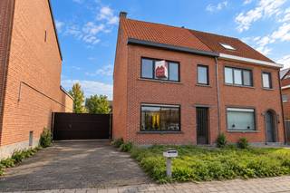 Bent u op zoek naar een woning waar rust, ruimte en potentieel hand in hand gaan? Dan is deze halfopen bebouwing in de Grote Heimelinkstraat 66 te Sint-Niklaas zeker een bezoek waard. De woning geniet van een uitzonderlijk goede ligging aan een rustige weg in de buitenrand van Sint-Niklaas. U woont hier in een aangename, rustige omgeving, terwijl winkels, scholen, openbaar vervoer en belangrijke invalswegen zich op korte afstand bevinden. Ook het station van Sint-Niklaas en de aansluiting op de E17 zijn vlot bereikbaar, wat zorgt voor een goede verbinding met omliggende steden.<br /><br />U betreedt de woning via een ruime inkomhal die toegang biedt tot de zeer ruime en lichtrijke leefruimte. Dankzij de grote raampartijen geniet u hier van een aangename natuurlijke lichtinval en een mooi uitzicht op de tuin. Vanuit de leefruimte heeft u bovendien rechtstreeks toegang tot de veranda, een extra plek om te ontspannen en te genieten van het zicht op het groen.<br /><br />Aansluitend bevindt zich de gesloten keuken, die eveneens profiteert van veel natuurlijke lichtinval dankzij de raampartijen in de veranda en uitkijkt op de tuin. Achteraan het gelijkvloers bevinden zich nog een praktische wasplaats en een badkamer, uitgerust met een bad en toilet. Het gelijkvloers kan een opfrisbeurt gebruiken, waardoor u de ruimtes volledig naar eigen smaak en hedendaagse woonwensen kunt inrichten.<br /><br />Ook buiten heeft deze woning heel wat te bieden. Via de veranda bereikt u een overdekt gedeelte, ideaal om beschut buiten te zitten. Achteraan de woning bevinden zich maar liefst vier garages, die uitzonderlijk veel bergruimte bieden en tal van mogelijkheden creëren voor stockage, hobby's of het stallen van voertuigen. Daarnaast beschikt de woning over een zijdelingse oprit met toegangspoort, die voorziet in private parkeermogelijkheden, én een gezellig voortuintje. De combinatie van de garages, de oprit en de buitenruimte biedt heel wat praktische voordelen en mogelijkheden om de eigendom verder naar eigen wensen in te richten.<br /><br />Op de eerste verdieping bevinden zich drie ruime slaapkamers en een aparte ruimte die voorzien is voor de inrichting van een tweede badkamer. Ook hier dient nog verdere afwerking te gebeuren, zodat u de verdieping volledig kunt afstemmen op uw eigen woonwensen.<br /><br />De tweede verdieping omvat een open zolderruimte die reeds volledig geïsoleerd is, maar nog verder afgewerkt dient te worden. Deze verdieping biedt bijzonder veel potentieel en kan, mits de nodige werken en afhankelijk van de mogelijkheden, worden ingericht met twee bijkomende slaapkamers. Zo kan het totale aantal slaapkamers oplopen tot maar liefst vijf.<br /><br />Kortom: een woning met ruimte, karakter en uitzonderlijk veel potentieel op een rustige en gunstige locatie in Sint-Niklaas. Met de nodige aandacht en een opfrissing kan deze halfopen bebouwing uitgroeien tot een bijzonder aangename thuis. Dankzij de ruime leefruimtes, de vier garages, de private parkeermogelijkheden en de uitbreidingskansen is dit een interessante opportuniteit voor grote gezinnen, koppels die extra ruimte wensen of kopers die op zoek zijn naar een woning die ze volledig naar eigen smaak kunnen vormgeven.<br /><br />De woning beschikt over een EPC-label D.<br /><br />De stedenbouwkundige inlichtingen zijn in aanvraag.