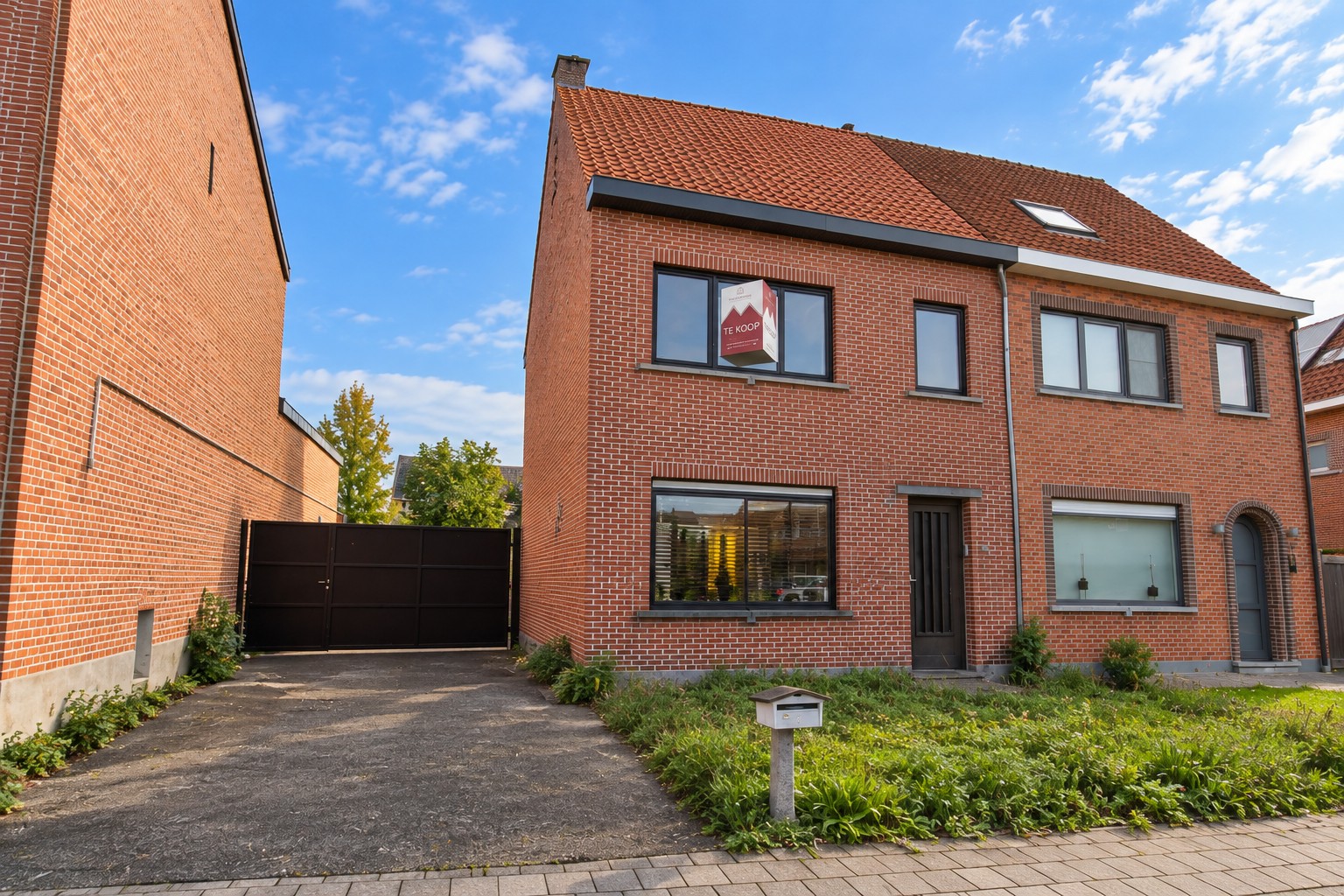 Te koop: Rustig gelegen halfopen bebouwing met 4 slaapkamers, 4 garages en ruime tuin in Sint-Niklaas - foto 1