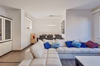 <p><span>Gelijkvloers appartement met tuin</span></p><p><span> </span></p><p><span>Bent u op zoek naar een gelijkvloers appartement met grote tuin? Lees dan zeker verder!</span></p><p><span> </span></p><p><span>Het appartement is gelegen in Borgerhout, vlakbij voorzieningen zoals: invalswegen, openbaar vervoer, winkels en supermarkten, scholen, parken, restaurants enzovoort. </span></p><p><span> </span></p><p><span>U wordt verwelkomd in de inkomhal met vervolgens de ruime woonkamer met open keuken, een zitgedeelte en een eetgedeelte. </span></p><p><span> </span></p><p><span>Hiernaast heeft het appartement twee volwaardige slaapkamers, een badkamer met bad en een apart toilet. Er is ook een praktische bergruimte voor een wasmachine en droogkast te voorzien. </span></p><p><span> </span></p><p><span>Dé troef? Het appartement heeft een tuin van wel 200m², waar u volop kan genieten van de buitenruimte. </span></p><p><span> </span></p><p><span>Wenst u graag een afspraak? Contracteer <span>info@reant.be</span></span><span> en 03 283 06 06</span></p>