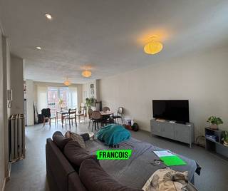 Gelegen in de Van Mullemstraat 14 op het eerste verdiep, bevindt zich dit aangenaam appartement op een centrale ligging, op wandelafstand van de Grote Markt, winkels, horeca en openbaar vervoer.<br /><br />Via de gemeenschappelijke trappenhal betreedt u het appartement, de inkomhal geeft u toegang tot de lichtrijke leefruimte. Aansluitend bevindt zich de keuken, praktisch ingericht en vlot bereikbaar vanuit de woonkamer. Verder beschikt het appartement over een apart toilet, een badkamer en een slaapkamer.<br /><br />Dankzij de gunstige ligging geniet u hier van alle faciliteiten binnen handbereik, terwijl u toch rustig woont.<br /><br />Provisie maandelijkse kosten: 35 euro / maand <br /><br />Beschikbaarheid: Onmiddelijk<br /><br />