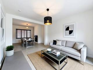 <p>Journée portes ouvertes : samedi 20 juin 2026 (prenez rendez-vous au 0472/62.03.60)<br /><br />Situation</p>
<p>Située au cœur de Zingem, cette maison prête à emménager et aux finitions haut de gamme bénéficie d'une excellente accessibilité. Grâce à sa situation centrale, vous rejoindrez Gand, Audenarde et Renaix en un clin d'œil, tandis que les principales voies d'accès et autoroutes sont également facilement accessibles.</p>
<p>À quelques minutes à pied ou à vélo, vous trouverez divers commerces, écoles, restaurants, transports en commun et lieux de détente. Cet emplacement attrayant allie le charme d'un village à Zingem à une liaison rapide vers Gand et les villes environnantes.</p>
<p>Description</p>
<p>Cette maison entièrement prête à emménager comprend un hall d'entrée avec toilettes invités et un vaste espace de vie qui, grâce à son accès direct à la terrasse ensoleillée et bien orientée, offre un cadre de vie agréable. La cuisine moderne, entièrement équipée et intégrée, s'ouvre naturellement sur l'espace de vie.</p>
<p>Au premier étage se trouvent deux chambres spacieuses et bien agencées, ainsi qu'une salle de bains aux finitions élégantes et dotée de tout le confort nécessaire. Le deuxième étage abrite une chambre principale exceptionnellement spacieuse avec un dressing attenant.</p>
<p>De plus, cette maison familiale dispose d'une cave pratique, d'une allée pouvant accueillir deux voitures et d'un jardin entièrement aménagé où vous pourrez profiter d'un moment de tranquillité.</p>
<p>Pour plus d'informations et/ou une visite, appelez Gwen Moerman au 0472/62.03.60</p>