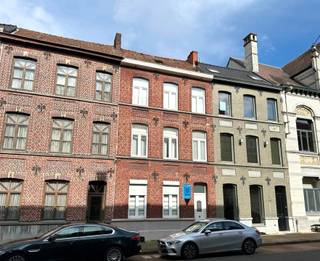Deze grote BURGERWONING is pal in het centrum van Ronse gelegen, nabij Grote Markt, scholen, winkels en openbaar vervoer. INDELING: ruime inkom...