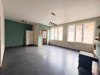<strong>Elverdinge - Ruime woning met 5 slaapkamers en garage.</strong><br /><br />Vlakbij het centrum van Elverdinge bevindt zich deze ruime woning met maar liefst 5 slaapkamers met de mogelijkheid tot 6 slaapkamers.<br />De open leefruimte die naadloos overloopt in de volledig uitgeruste keuken die uitkijkt op de tuin heeft een mooi gevoel naar ruimte en rust.<br />Op het eerste verdiep zijn er 4 ruime slaapkamers en een vernieuwde badkamer met inloopdouche, ligbad en toilet.<br />Als we doorgaan naar de zolderruimte die zich bevindt onder het vernieuwde dak vinden we een ruime kamer terug met de mogelijkheid om nog een extra badkamer bij te plaatsen.<br /><br /><strong>Indeling<br />Gelijkvloers:</strong><br />Inkom, woonkamer, eethoek, keuken, wasplaats, garage, toilet<br />1e verdiep:<br />4 slaapkamers, badkamer<br />2e verdiep:<br />Ruime kamer met mogelijkheid tot extra badkamer<br /><strong>Troeven:</strong>
<ul><li>Ingebouwde garage</li><li>5 slaapkamers/ 6 mogelijk</li><li>Dak volledig vernieuwd</li><li>Extra geïsoleerd</li><li>Asbestveilig</li><li>Zonnepanelen</li></ul>

<ul><li>Instapklaar</li></ul>