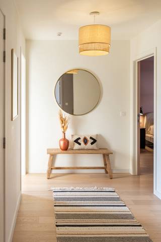 <p>Energiezuinige en instapklare gezinswoning, rustig gelegen nabij scholen, winkels, openbaar vervoer, De Gavers en de Ringlaan. De woning omvat een inkomhal met apart gastentoilet, een gezellige leefruimte met zit- en eethoek en een open keuken met alle hedendaags comfort. Aansluitend bevindt zich een ruime keukenberging met directe doorgang naar de inpandige garage, waar zich tevens de praktische wasruimte met handige sorteervoorzieningen bevindt. Vanuit de leefruimte en keuken heeft u toegang tot de zonnige tuin met terras. <br /><br />Op de eerste verdieping bevinden zich drie slaapkamers, waarvan één eenvoudig kan worden opgesplitst in twee afzonderlijke kinderkamers. Een andere slaapkamer beschikt over een dressing met alle aansluitingen voor het creëren van een tweede badkamer. De ruime badkamer is uitgerust met een douche, ligbad en dubbele lavabo. Daarnaast is er een apart toilet aanwezig. Via de vaste trap bereiken we de zolderverdieping, die werd ingericht als ruime vierde slaapkamer of polyvalente ruimte en extra bergruimte.</p>
<p>Extra troeven:</p>
<ul>
<li>Energiezuinige woning (EPC-label A)</li>
<li>Bouwjaar 2019</li>
<li>Conforme elektriciteit</li>
<li>Regenwaterput van 7000l</li>
<li>Garage en oprit</li>
<li>Op wandelafstand van De Gavers</li>
<li>Kindvriendelijke omgeving</li>
<li>Laadpaal</li>
<li>Nabij scholen, winkels en openbaar vervoer</li>
</ul>
<br />Deze woning is te koop ZONDER makelaar via het concept van Smart Houses! Wenst u verdere inlichtingen of een bezoek? Contacteer rechtstreeks de eigenaar via <span>+32472219239 of tamboerijnstraat16@gmail.com</span>