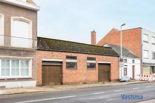 Bent u op zoek naar een uitzonderlijke grond in het centrum van Merchtem? Dan is dit een kans die u niet mag missen.<br /><br />Deze centraal gelegen grond biedt u alle mogelijkheden om uw woonproject of droomwoning te realiseren. Of u nu kiest voor renovatie of sloop en heropbouw, u geniet hier van maximale vrijheid om uw eigen architecturale visie vorm te geven, uiteraard in samenspraak met de dienst stedenbouw.<br /><br />Het perceel is gelegen binnen het RUP Merchtem Centrum – deelgebied 1, in een zone bestemd voor woonstraten. Met een kadastrale oppervlakte van 2 are 76 centiare en een perceelbreedte van ca. 12,64 meter biedt deze grond een mooie basis voor diverse bouwmogelijkheden. Bovendien is het perceel westgericht, zonder bouwverplichting en vrij van aannemer.<br /><br />De ligging is een absolute troef: op wandelafstand van scholen, winkels en openbaar vervoer, midden in het bruisende centrum van Merchtem. Daarnaast geniet u van een vlotte bereikbaarheid naar belangrijke invalswegen en een uitstekende verbinding naar Brussel, Aalst en omliggende gemeenten.<br /><br />Kortom, een zeldzame opportuniteit om uw ideale woning of project te realiseren op een toplocatie.<br /><br />Interesse? Neem vandaag nog contact met ons op voor het volledige verkoopdossier en ontdek de mogelijkheden van deze unieke eigendom.
