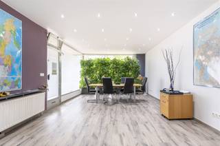 <p><span>Dit ruim gerenoveerd handelsgelijkvloers is gelegen op de Frank Craeybeckxlaan in Deurne en geniet zeer veel passage en visibiliteit. Het pand beschikt over naast de winkelruimte over een apart kantoor, keuken en toilet. </span></p><p><span> </span></p><p><span>Momenteel wordt het pand gebruikt als kantoorruimte. Het pand is niet verhuurd en is vrij bij akte. </span></p>