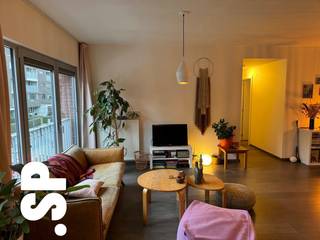 <p>Mooi afgewerkt appartement met 3 slaapkamers en groot terras in een mooie rustige buurt en vlakbij invalswegen, scholen, winkels en een park.<br /><br />Het appartement bestaat uit een leefruimte op parket met aansluitend terras van 30 m² (!), een halfopen geïnstalleerde keuken, nachthall met toegang tot de 3 slaapkamers op parket, apart toilet, een ruime badkamer met ligbad en aansluiting voor wasmachine en een berging.<br /><br />Bij het appartement hoort ook een kelderberging.<br /><br />De maandelijkse kosten bedragen € 120/maand.<br /><br />EPC: 116 kWh/m²<br /><br />Meer info? <br />Contacteer het kantoor van IMMO SP in Antwerpen via info@immosp.be of telefonisch met het nummer 03 226 20 40.</p>