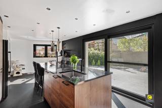 <p><span>Ruime en gerenoveerde halfopen gezinswoning met 5 slaapkamers en tuin!</span></p><p><span>In een rustige en gegeerde woonwijk van Mortsel op een steenworp van winkels, scholen en openbaar vervoer, bevindt zich deze volledig gerenoveerde en bijzondere ruime halfopen bebouwing. <br />Gelegen op huisnummer 132 in de Edmond Thieffrylaan, combineert deze woning hedendaags comfort met een zee aan ruimte ideaal voor een groot gezin of wie houdt van royaal wonen.</span></p><h3><span>Indeling van de woning:</span></h3><p><span>Gelijkvloers:</span><span><br />De ruime inkomhal verwelkomt je in stijl en biedt toegang tot de garage, het gastentoilet en de lichtrijke leefruimte. Dankzij de grote raampartijen geniet je hier van veel natuurlijk licht en een open gevoel. <br />De volledig gerenoveerde en hoogwaardig uitgeruste open keuken sluit mooi aan op het leefgedeelte en geeft uit op het zonnige terras en de zuidoost gerichte tuin. <br />Perfect om te genieten van een ontbijt in de ochtendzon of lange zomeravonden buiten.</span></p><p><span>Eerste verdieping:</span><span><br />Op deze verdieping vinden we maar liefst vier ruime slaapkamers, waarvan een kamer is uitgerust met een praktische mezzanine ideaal als bureau, speelruimte of extra opbergruimte. <br />De badkamer is eveneens royaal in omvang, voorzien van een dubbel lavabomeubel, een inloopdouche en een toilet.</span></p><p><span>Tweede verdieping:</span><span><br />De bovenste verdieping herbergt een vijfde, volwaardige slaapkamer. <br />Door zijn ligging is deze perfect als rustige master bedroom. Ook deze kamer is voorzien van een  praktische mezzanine ideaal als bureau of extra opbergruimte.</span></p><h3><span>Troeven van deze woning:</span></h3><h3><span>-</span><span> Instapklaar</span></h3><h3><span>- Gelegen in een rustige, kindvriendelijke buurt van Mortsel</span></h3><h3><span>- Volledig gerenoveerd met oog voor comfort en ruimte</span></h3><h3><span>- 5 slaapkamers waarvan 2 met mezzanine</span></h3><h3><span>- Inpandige ruime garage met oprit </span></h3><h3><span>- Zuidoost georiënteerde tuin en terras</span></h3><h3><span>- Er zijn reeds tal van energiemaatregelen genomen</span></h3><p><span> </span></p><p><span>Bent u op zoek naar een ruime, instapklare en gerenoveerde woning in een aangename buurt? Dan is dit huis beslist een bezoek waard. Contacteer ons vandaag nog voor meer info of een bezichtiging!</span></p>