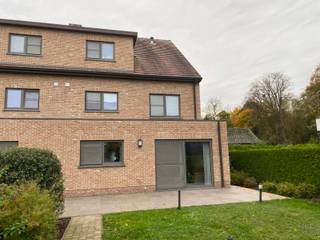 Recent (2013) ruim gelijkvloers appartement met tuin en terras, ideaal gelegen in een rustige straat vlakbij het centrum van Kortenberg.Gelijkvloers:...