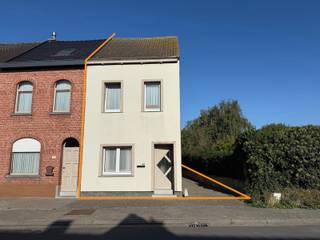 In een doodlopende straat deze statige familiale woning.<br /><br /><span>✅ Rustige buurt<br />✅ Veel lichtinval in de woning<br />✅ Gezellige woonruimte<br />✅ Ingerichte keuken met eethoek<br />✅ 3 ruime slaapkamers<br />✅ Geïnstalleerde badkamer<br /><br /></span><span>✅ Grote diepe tuin met laterale zij-ingang<br />✅ Dubbele beglazing en geïsoleerde zolder<br />✅ Nog wat opfriswerken<br />✅ Asbestveilig<br />✅ EPC : 648 KwH/m2/jaar<br />✅ Vlotte verbindingen naar Aalst met het openbaar vervoer.<br /><br /></span>Een aanrader in zijn prijsklasse.