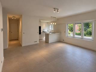 <p><span>Volledig gerenoveerd 1-slaapkamerappartement met ca. 40 m² buitenruimte in Schoten</span></p><p><span>Op een </span><span>uiterst rustige locatie in Schoten</span><span>, op wandelafstand van het kanaal, bevindt zich dit </span><span>volledig gerenoveerde gelijkvloerse appartement</span><span> met één slaapkamer en maar liefst </span><span>ca. 40 m² private buitenruimte</span><span>.</span></p><p><span>Het appartement werd grondig en kwalitatief gerenoveerd. </span><span>Alle leidingen en technieken werden vernieuwd</span><span>, het appartement werd geïsoleerd en voorzien van </span><span>vloerverwarming</span><span>. Ook de ramen werden volledig vernieuwd en zijn uitgerust met </span><span>elektrische rolluiken</span><span>.</span></p><p><span>Via de inkomhal betreed je het appartement. Hier bevindt zich een praktische ingebouwde kast met ruimte en aansluitingen voor </span><span>wasmachine en droogkast</span><span>, waardoor deze netjes uit het zicht kunnen worden geplaatst.</span></p><p><span>De lichtrijke leefruimte sluit naadloos aan op de </span><span>volledig uitgeruste open keuken</span><span>. Deze beschikt over een koelkast, diepvries en een </span><span>Bosch oven en microgolfoven</span><span>. Het ruime kookeiland is voorzien van een kookplaat met </span><span>geïntegreerde dampafzuiging</span><span> en een </span><span>ingebouwde wijnkast</span><span>. De stijlvolle verlichting boven het eiland zorgt voor extra sfeer. Dankzij de oversteek van het werkblad is er bovendien voldoende plaats om enkele barkrukken te plaatsen.</span></p><p><span>Het appartement beschikt over </span><span>één slaapkamer</span><span>, bereikbaar via een mooi geïntegreerde schuifdeur. Ook de badkamer is voorzien van een ingebouwde schuifdeur en werd met veel aandacht voor detail afgewerkt. Ze beschikt over een toilet, een stijlvol badkamermeubel met </span><span>natuurstenen waskom</span><span>, een </span><span>verlichte en verwarmde spiegel</span><span> en een </span><span>zeer ruime inloopdouche</span><span>.</span></p><p><span>Ook aan buitenruimte is er geen gebrek. Aan de achterzijde bevindt zich een </span><span>volledig omheind terras van ca. 25 m² met westoriëntatie</span><span>, ideaal om te genieten van de namiddag- en avondzon. Via een afsluitbaar poortje is het appartement bovendien rechtstreeks langs het terras toegankelijk.</span></p><p><span>Daarnaast beschikt het appartement over het </span><span>private gebruik van ca. 15 m² tuin aan de voorzijde van het appartementsgebouw</span><span>. Samen biedt dit appartement dus maar liefst </span><span>ca. 40 m² private buitenruimte</span><span>, verdeeld over de voor- en achterzijde.</span></p><p><span>Een </span><span>volledig instapklaar appartement</span><span> met een hoogwaardige afwerking, hedendaags wooncomfort en een bijzonder rustige ligging op wandelafstand van het kanaal.</span></p><p><span>Garagebox verplicht bij aan te kopen aan 25.000 €.</span></p><p><span>Troeven:</span><span> </span></p><p><span>- volledig gerenoveerd </span></p><p><span>- vloerverwarming vernieuwde leidingen en technieken</span></p><p><span>- geïsoleerd </span></p><p><span>- lage EPC</span></p><p><span>- asbestvrij</span></p><p><span>- nieuwe ramen met elektrische rolluiken </span></p><p><span>- uiterst rustige ligging nabij het kanaal </span></p><p><span> </span></p><p><span>Lage gemeenschappelijke kosten want geen lift aanwezig!</span></p>