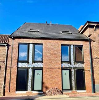 In het hartje van het rustige Spiere wordt deze nieuwbouwwoning ontwikkeld conform aan alle energievoorwaarden. De bewoonbare oppervlakte van de woning is 151 m². BTW aan 6%<br /><br />De woning wordt voorzien van sanitair en keuken met de standaard apparaten.  Er is vloerverwarming op het gelijkvloers en standaard CV-radiatoren (op gas en kan worden omgeschakeld naar de warmtepomp) op de verdiepingen.  Er is een C+ ventilatiesysteem aanwezig (toevoer met roosters, maar mechanische afvoer per ruimte). 7 zonnepanelen (2483 Kwh).  Ramen : PVC Elegant Sense Deceuninck, zwarte kleur (RAL 9005).