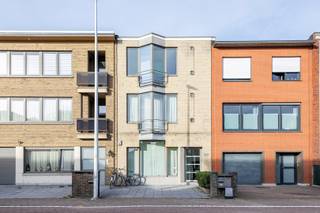 Bent u op zoek naar een goed onderhouden opbrengsteigendom met weinig kopzorgen? <br />Dan is deze opportuniteit wellicht wat u zoekt.<br /><br />Het gebouw bestaat uit 2 appartementen met elk 2 slaapkamers. <br />Het gelijkvloers is momenteel ingericht als kantoor en heeft jaren dienst gedaan als verzekeringskantoor en bank. <br />U kan het gelijkvloers nog naar uw hand zetten om mogelijkse kandidaat-huurders aan te trekken. <br /><br />De appartementen op het 1ste en 2e verdiep worden verhuurd aan 825€ en 850€.<br />Mogelijkse opbrengst van het gelijkvloers 1150€/maand. <br />Huuropbrengst/maand 2825€ (33.900€/jaar)<br />Wat het huurrendement op 6.79% brengt. <br /><br />Heeft u interesse in een relatief jong gebouw (1993) met EPC label B (GLV); C (1ste V) en D (2e V)? Een gebouw zonder renovatieverplichting!<br /><br />Contacteer One Vastgoed op 03/360.85.30