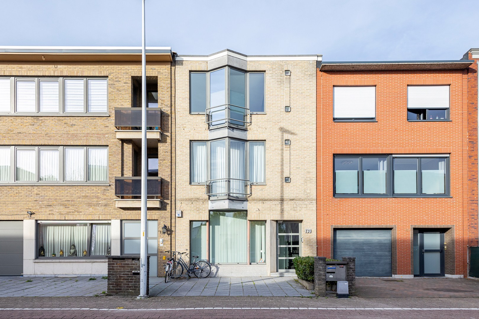 Opbrengsteigendom met 2 appartementen en handels gelijkvloers. - foto 1