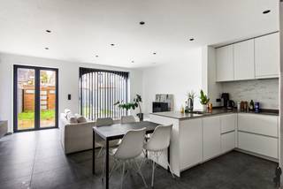 Instapklare BEN-woning met 4 slaapkamers, ZW tuin en terrasAlgemeen:- Gelegen nabij het centrum van Reet- Onderhoudsvriendelijke ZW georiënteerde...