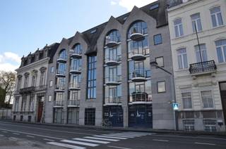 Zeer centraal gelegen standplaats te huur. Vlakbij het station, afgesloten van straat met elektrische poort... op wandelafstand van de Grote Markt,...