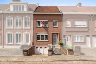 [[ DIT PAND NEEMT DEEL AAN DE ERA OPEN HUIZEN DAG OP 13/6 VAN 9:30 TOT 10:30 ]]
<p>Te koop: charmante woning in Boom, gelegen in de Peter Benoitstraat, op een toplocatie vlakbij het park.</p>

<p> </p>

<p>Deze woning biedt een aangename woonomgeving met sterke buurtbeleving. Dankzij de centrale ligging geniet u van een vlotte verbinding naar zowel Antwerpen als Brussel, ideaal voor wie werkt in de stad maar rustig wil wonen. De nabijheid van het park zorgt voor ontspanning en recreatie op wandelafstand, terwijl de buurt een warme en levendige sfeer uitstraalt.</p>

<p> </p>

<p>Belangrijkste ruimtes:<br />• Ruime woonkamer met natuurlijke lichtinval.<br />• Functionele keuken.<br />• Badkamer met basisvoorzieningen.<br />• Buitenruimte met tuin en terras.</p>

<p> </p>

<p>Troeven:<br />• Topligging vlakbij het park.<br />• Centrale verbinding met Antwerpen en Brussel.<br />• Aangename woonomgeving met sterke buurtbeleving.</p>

<p> </p>

<p>Neem vandaag nog contact op met je ERA-makelaar voor een bezoek.</p>

<p> </p>

<p>JOUW DROOMHUIS. ZO GEVONDEN!</p>