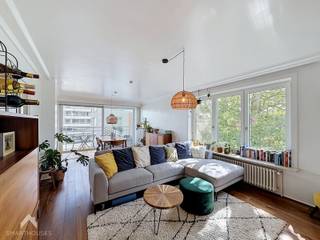 <p>Ready to move? Dit prachtig gerenoveerde appartement is helemaal mee met zijn tijd en combineert een trendy uitstraling met verrassend veel ruimte. Gelegen op de tweede verdieping en vlot bereikbaar via lift of trap.</p>
<p>De inkomhal vormt het centrale punt en geeft toegang tot alle ruimtes. De grote, lichtrijke leefruimte is dé eyecatcher, met een gezellige zithoek, aparte eethoek en leuk zicht op het terras. De open, volledig geïnstalleerde keuken sluit hier naadloos op aan en beschikt over extra inbouw/opbergruimte.</p>
<p>Verder zijn er 2 ruime slaapkamers, waarvan 1 met rechtstreekse toegang tot het 2de terras. Er is een aparte bureau/hobbyruimte en een stijlvolle badkamer met inloopdouche en lavabo. Een gastentoilet, extra bergruimte in de kelder en een praktische wasvoorziening maken het plaatje compleet. En dan dat terras? Perfect voor een koffietje in de ochtend, een aperitiefje na het werk of een gezellige avond met vrienden.</p>
<p>Extra: garagebox afzonderlijk bij te kopen aan een richtprijs van €30.000.</p>
<br />Extra troeven<br /><br />
<ul>
<li>EPC B</li>
<li>parket vloer</li>
<li>bewonersparking vooraan</li>
<li>gemeenschappelijke fietsenstalling</li>
<li>instapklaar</li>
<li>kelderberging</li>
<li>topligging</li>
</ul>
Deze woning is te koop ZONDER makelaar via het concept van Smart Houses. Wenst u verdere inlichtingen of een bezoek? Contacteer rechtstreeks de eigenaar via 0476/83.33.97 of 0494/29.06.69 of appartement.sintandries@gmail.com