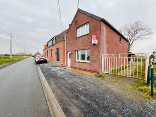 Halfopen bebouwing met landelijke ligging te koop.Deze woning zoekt nieuwe eigenaars!Beschikt over 3 slaapkamers op het eerste verdiep, heeft ook een...