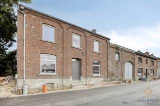 Cette ferme à rénover des années 50 est située sur 8 ares 79 centiares au centre d'Oplinter.<br /><br />Disposition du rez-de-chaussée :<br />Couloir central donnant accès à un bureau/chambre, un grand salon, l'escalier menant à l'étage et la salle de bain avec vue sur la cour intérieure. Dans l'annexe se trouvent la cuisine, la buanderie et des toilettes séparées.<br />1er étage : 2 grandes chambres, 1 chambre plus petite et un très grand espace pouvant être aménagé selon vos souhaits. Au-dessus, un grenier pouvant être agrandi.<br />Une partie de la maison est également en sous-sol.<br />À côté de la maison se trouve une grange avec un rez-de-chaussée abritant la chaudière au mazout et un grenier, ainsi qu'une porte donnant sur la rue.<br />À l'arrière, il y a une annexe supplémentaire et un grand entrepôt de 190m² avec un deuxième étage. Derrière se trouve un beau jardin.<br /><br />Consultez les plans sur notre site web pour mieux comprendre la propriété.<br /><br />Les possibilités sont infinies pour vivre, travailler et/ou pratiquer des loisirs au même endroit, et la rénovation vous permettra d'imprimer votre propre style.<br /><br />Contactez Stijn pour plus d'informations à stijn@polares.eu ou au 0487 26 33 96.
