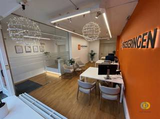 <p><span>Dit commercieel gelijkvloers beschikt over een praktische en overzichtelijke indeling en is geschikt voor diverse professionele of commerciële activiteiten. Bij het binnenkomen bevindt zich een commerciële ruimte van 35 m², ideaal als winkelruimte, onthaal of ontvangstruimte, met rechtstreekse toegang tot een terras van 10,5 m² en tot de hall. Via de hall bereikt men het toilet. Verder in het pand bevindt zich een tweede ruimte van 29,5 m², die kan worden ingericht als bijkomende handelsruimte, bureau, praktijk of werkruimte. Aansluitend is er een voorziene plek voor een keuken of berging, wat extra comfort en functionaliteit biedt. Dankzij de combinatie van binnenruimte en terras leent dit pand zich uitstekend voor een vrij beroep, dienstverlenende activiteit of handelszaak. </span></p>