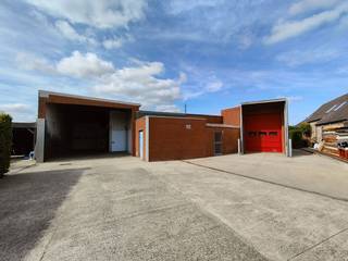 Het bedrijfsgebouw met een oppervlakte van +/- 875 m² op een terrein van 1.696 m² is deels gelegen in woongebied met landelijk karakter en deels...