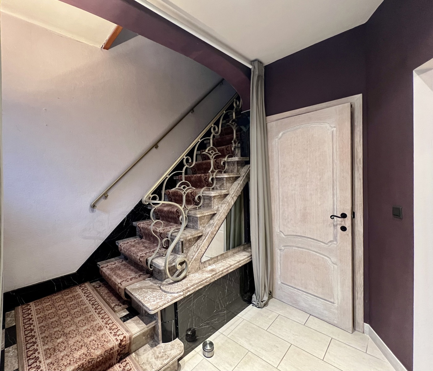 Zéér ruime gerenoveerde woning met 5 grote slaapkamers. - foto 2