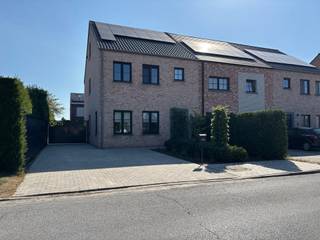 <strong><strong>Recente gezinswoning op een rustige toplocatie in het centrum van Ravels.<br /></strong></strong>
<p><span>Op zoek naar een instapklare, energiezuinige woning op een rustige ligging, maar toch midden in het centrum van Ravels? Dan is deze recente woning uit 2019 precies wat u zoekt.</span></p>
<p><span>Bij het binnenkomen bevindt u zich in een inkomhal die rechtstreeks toegang geeft tot de lichtrijke woonkamer. Aansluitend bevindt zich de volledig uitgeruste keuken, voorzien van alle moderne toestellen: een vaatwasser, oven, microgolfoven, inductiekookplaat en koelkast.</span></p>
<p><span>Via de keuken bereikt u de wasplaats en een apart gastentoilet. </span></p>
<p><span>Op de eerste verdieping bevinden zich drie ruime slaapkamers en een badkamer, uitgerust met een dubbele lavabo, een inloopdouche en een ligbad. Ook op deze verdieping is een apart toilet voorzien.</span></p>
<p><span>Daarnaast beschikt de woning over een ruime zolder die ideaal dienst kan doen als extra bergruimte of hobbyruimte.</span></p>
<p><span>Buiten geniet u van een ruime tuin met een tuinhuis, perfect voor het opbergen van fietsen en tuinmateriaal.<br /><br />Bijzonderheden:<br />- EPC: A-label<br />- Rolluiken <br />- Gordijnen en verlichting blijven <br />- Beschikbaarheid: 1/08/2026</span></p>